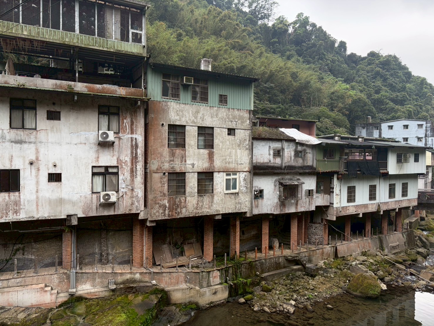 懸在溪上的老街記憶　石碇吊腳樓保存困境引關注